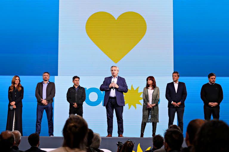 El presidente Alberto Fernández junto a dirigentes y candidatos en el búnker del Frente de Todos