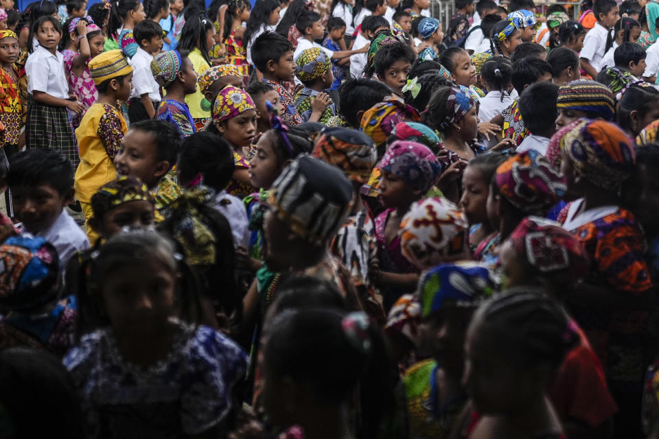 Los niños hacen fila para ingresar a la escuela en la isla Gardi Sugdub, parte del archipiélago de San Blas frente a la costa caribeña de Panamá, el lunes 27 de mayo de 2024. Debido al aumento del nivel del mar, unas 300 familias indígenas Guna se trasladarán a nuevas casas construidas por el gobierno en tierra firme. (Foto AP/Matías Delacroix)