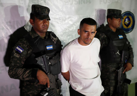 Soldiers show the media a suspected Barrio-18 gang member at an army barracks in San Pedro Sula, Honduras, September 25, 2018. REUTERS/Goran Tomasevic