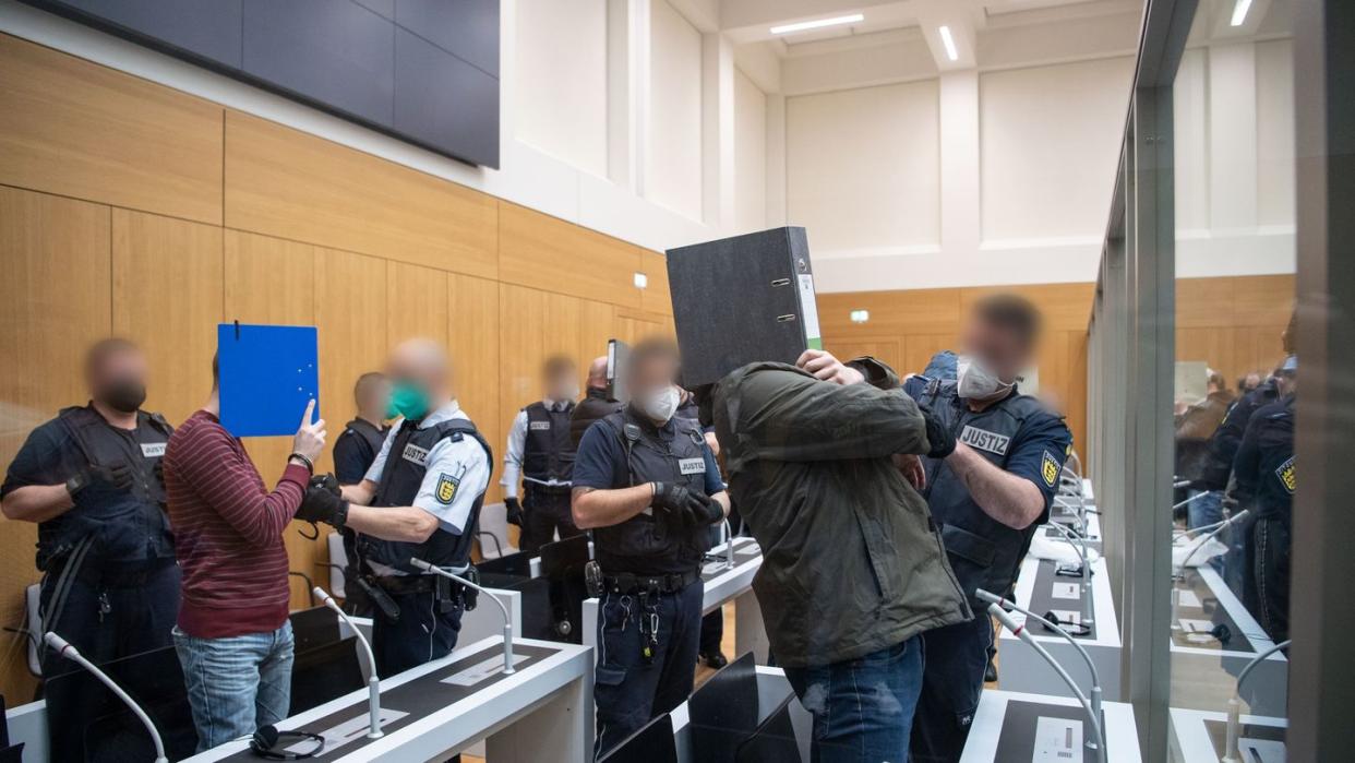 Die Angeklagten werden von Justizbeamten kurz vor Beginn des Prozesses gegen die rechtsterroristische Vereinigung "Gruppe S." in einen Saal im Oberlandesgericht Stuttgart-Stammheim geführt.