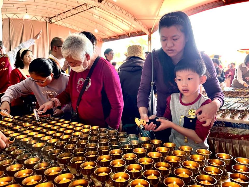 《圖說》中華國際佛教聞修正法會農曆新年初三、初四萬燈供佛法會，年長者與小朋友祈福點燃福慧吉祥燈供養諸佛菩薩。