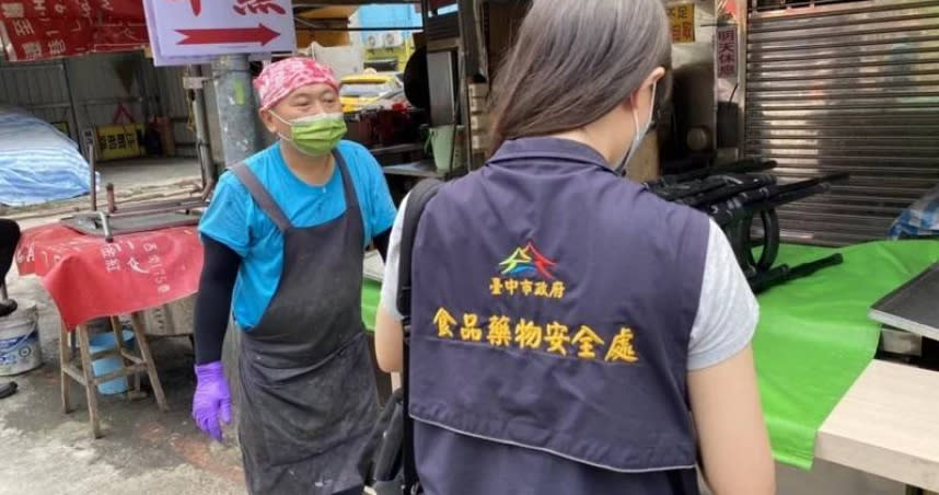 台中市超人氣早餐店劉姓老闆娘在居隔期間還出來顧店，被衛生局當場查獲，最重可罰200萬元。（圖／翻攝畫面）