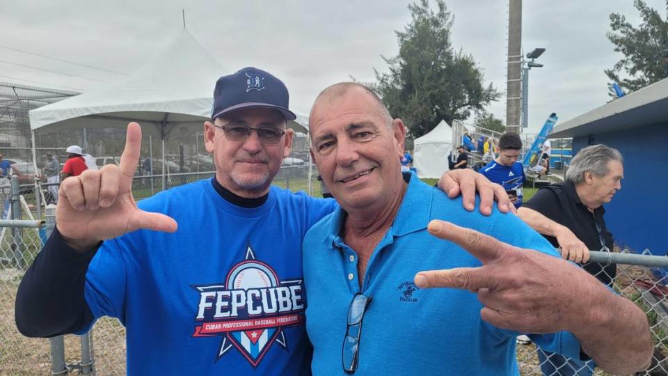 René Arocha (der.) y el coach de banco de FEPCUBE Euclides Rojas comparten un momento antes del juego, el 17 de enero de 2024 en Miami.