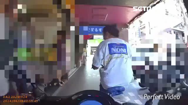 蔡男騎腳踏車竄進騎樓躲避警員追趕。（圖／翻攝畫面）