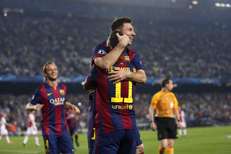 El delantero argentino del FC Barcelona Lionel Messi (c) celebra con su compañero, el brasileño Neymar (d), el gol marcado al Ajax de Amsterdam, segundo para su equipo, durante el partido correspondiente a la tercera jornada de la Liga de Campeones, disputado hoy en el Camp Nou de Barcelona. EFE/Stanley Gontha