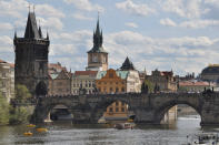 <p>El puente más antiguo de Praga es una de las postales de Praga, pero está masificado y lleno de de vendedores ambulantes que le quitan puntos a la experiencia. “Me decepcionó el estado de limpieza”, añadió un usuario de TripAdvisor. (Foto: <a rel="nofollow noopener" href="https://pixabay.com/" target="_blank" data-ylk="slk:Pixabay;elm:context_link;itc:0;sec:content-canvas" class="link ">Pixabay</a>). </p>