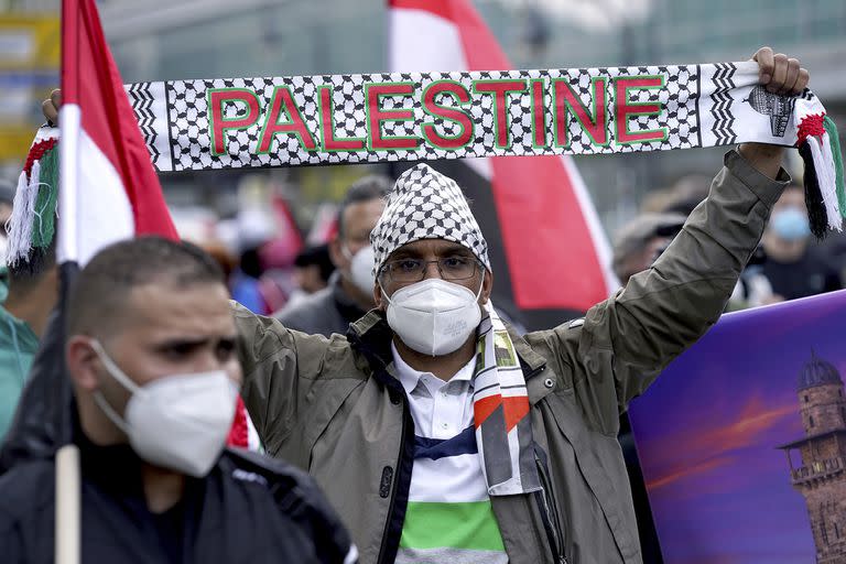 Los manifestantes asisten a una manifestación de protesta en solidaridad con los palestinos en Berlín, Alemania, el sábado 15 de mayo de 2021. La gente se reúne para conmemorar el 'Día de la Nakba', el aniversario del desplazamiento de cientos de miles de refugiados de lo que ahora es Israel durante la guerra de 1948 que rodea su creación.