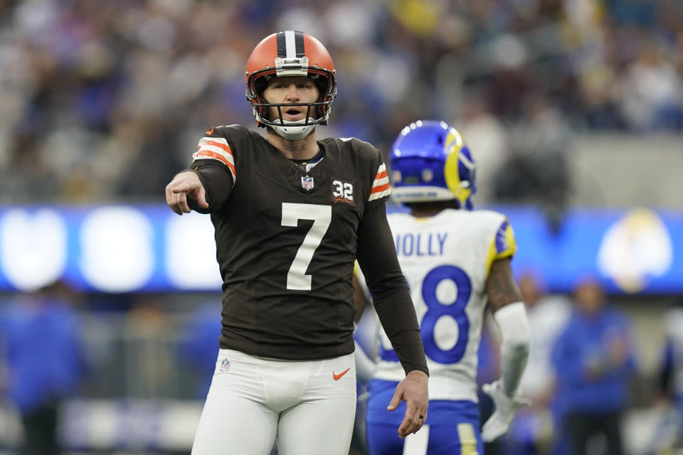 Cleveland Browns place kicker Dustin Hopkins (7) gestures after kicking a field goal during the second half of an NFL football game against the Los Angeles Rams, Sunday, Dec. 3, 2023, in Inglewood, Calif. (AP Photo/Ryan Sun)