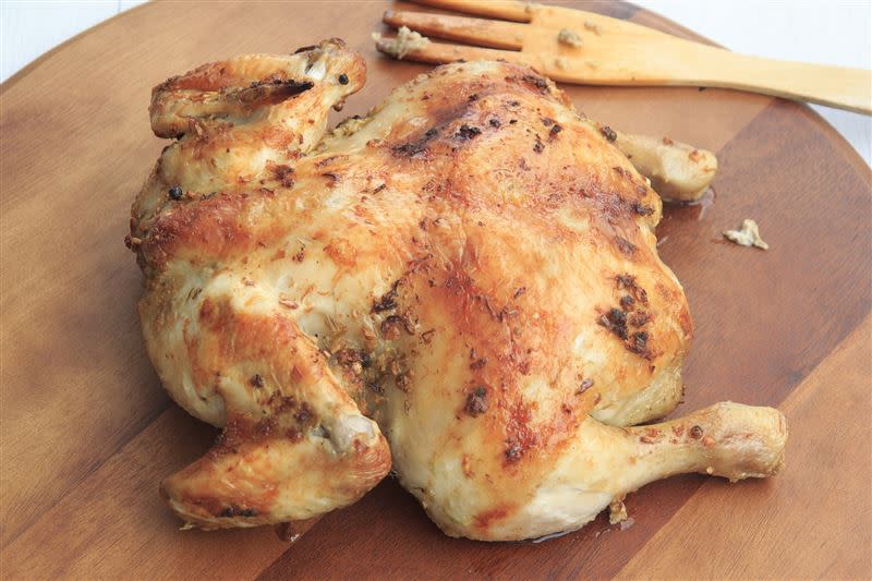 雞肉是餐桌上常見食材，但也要挑選部位聰明吃，以免吃進過多熱量。（圖／翻攝自pixabay）