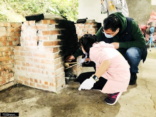 社區內遠足生態農場，可體驗古早大灶控窯。（圖：新北市政府農業局提供）