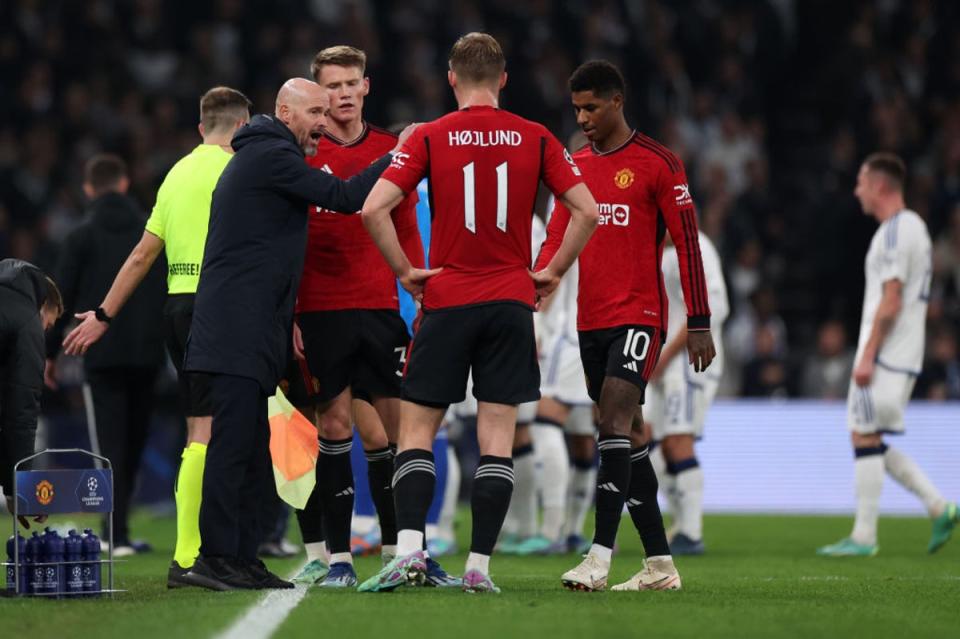 Erik ten Hag talks to his players as Marcus Rashford trudges off the pitch  (Getty Images)
