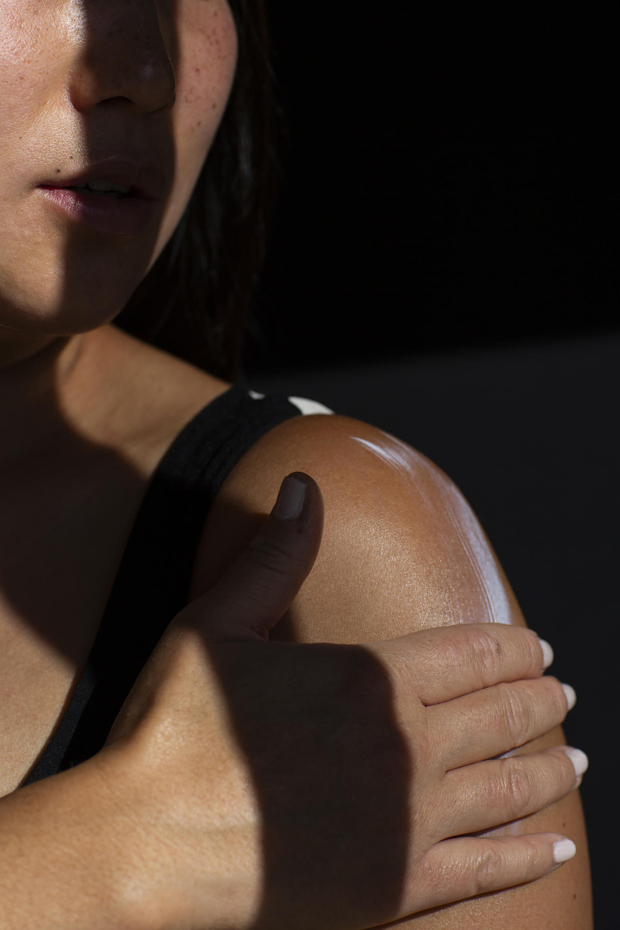 A woman puts on sunscree in Los Angeles in June 2024. (Lauren Pisano/The New York Times)