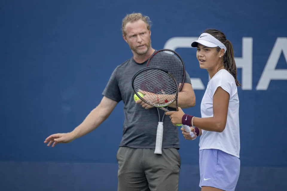 NUEVA YORK, Estados Unidos, 28 de agosto. La británica Emma Raducanu con el entrenador Dmitry Tursunov durante una sesión de práctica en la cancha nueve, preparándose para el Abierto de Estados Unidos 2022 en el USTA National Tennis Centre el 28 de agosto de 2022 en Flushing, Queens, Nueva York. (Foto de Tim Clayton/Corbis vía Getty Images)