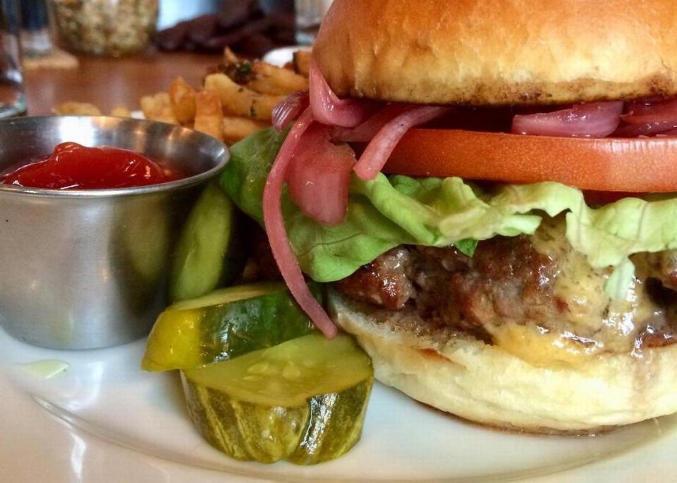 La hamburguesa de Clay Pigeon está de vuelta en el menú, esta vez seis noches a la semana. (Cuesta $18. Pero obtienes papas fritas con eso).