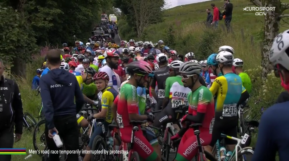 Pendand de longues minutes, les cyclistes ont dû se réchauffer, en attendant que la course puisse repartir.