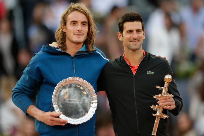 ▲希臘好手「7784」Stefanos Tsitsipas(左)止步邁阿密網賽8強，網壇三巨頭包含球王Novak Djokovic(右)在內儘管都缺席，新生代3領頭羊仍無法「趁機」稱王。（圖／美聯社／達志影像）