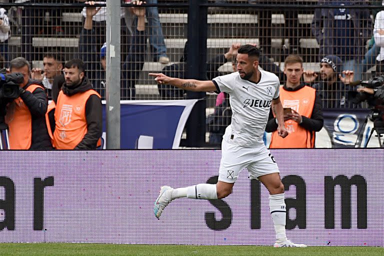 El festejo de Mauricio Isla, autor del primer gol en La Plata