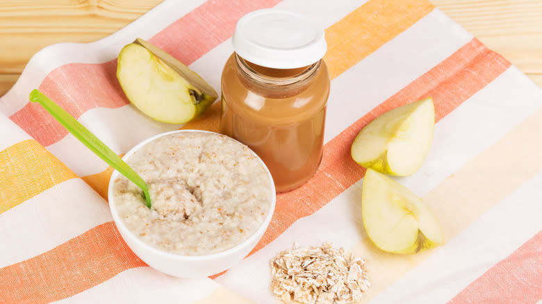 oatmeal with applesauce and apples