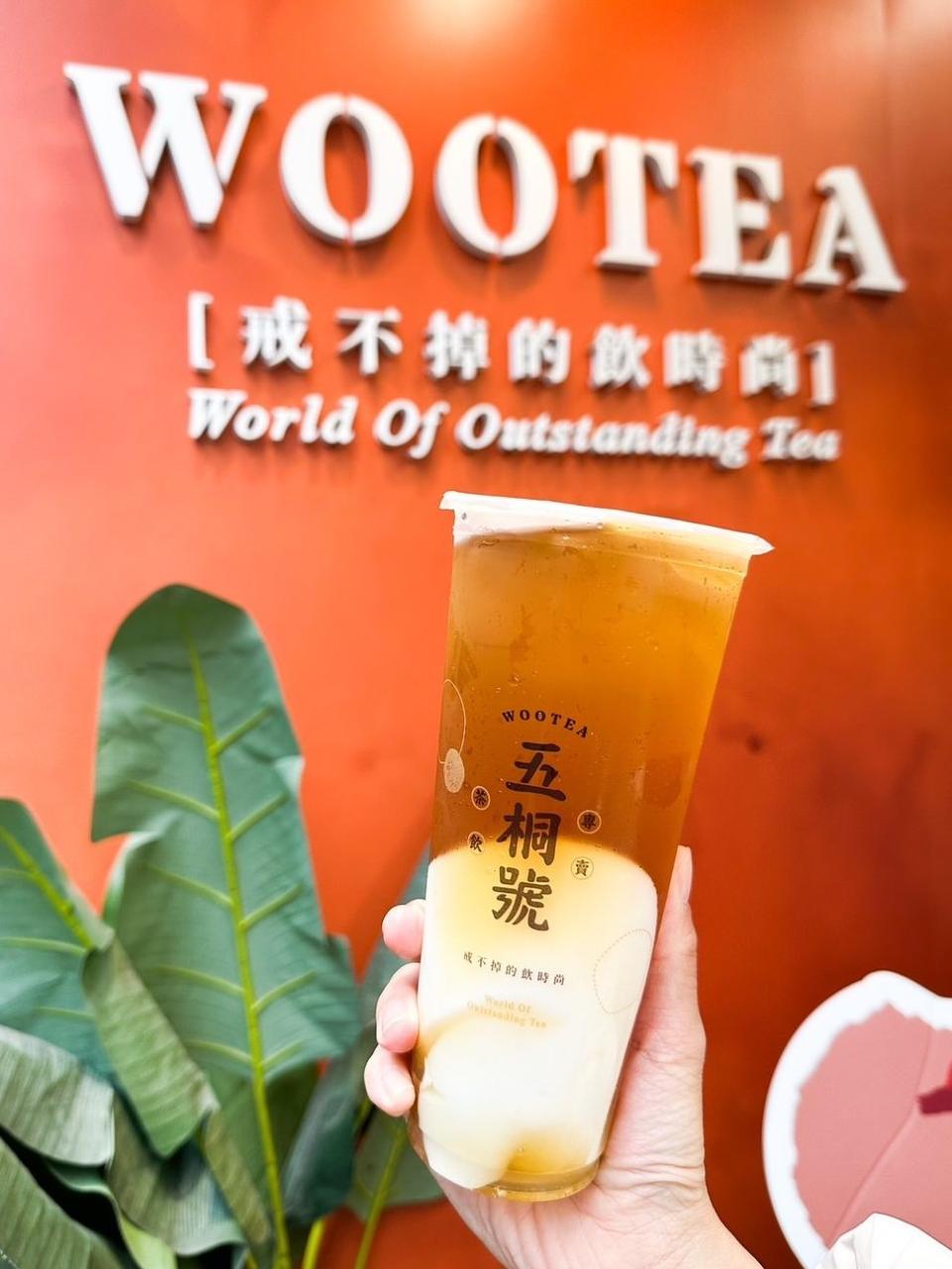 以獨家配製五種茶葉沖煮的五桐茶，搭配口感軟嫩綿密溫潤順口的手工杏仁凍 圖片來源：LOOKin編輯拍攝