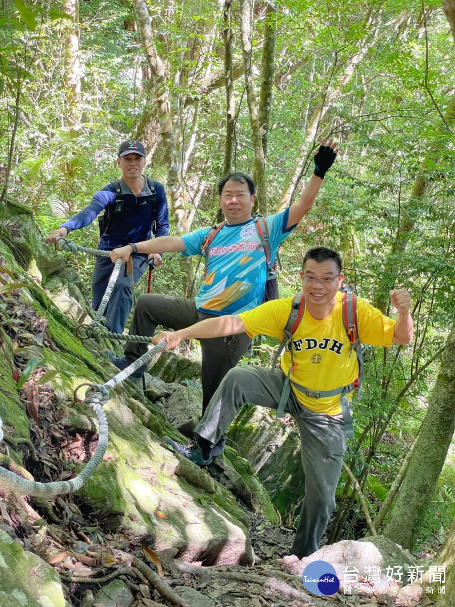 台中市市議員謝志忠(中)挑戰攀登唐麻丹山。