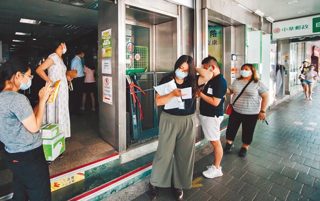 興達電廠因事故全廠停機，備載容量不足，13日15時開始緊急分區輪流停電，一間位於北市的郵局，因停電無法正常運作，前來寄信的公司職員急得跳腳。（郭吉銓攝）