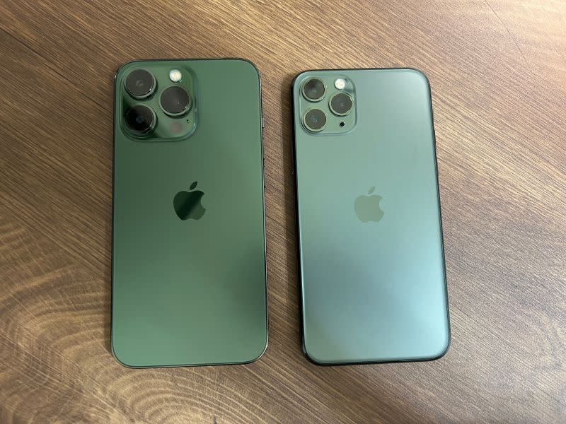 ▲iPhone 13 Pro松嶺青（圖左）比iPhone 11 Pro夜幕綠（圖右）更綠一些，但都延續霧面設計。（圖／記者周淑萍攝）