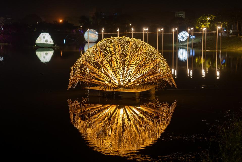 月津港燈節徵件區水域作品《焰火》有如綻放絢麗的煙花。（文化局提供）