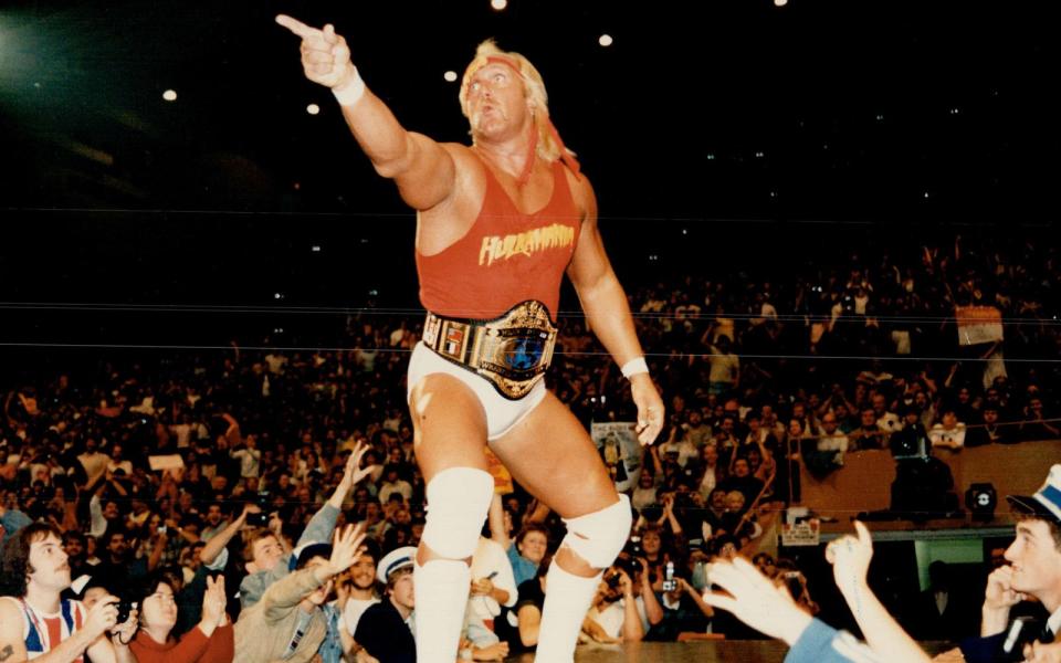 2,01 Meter groß, 137 Kilogramm schwer: Hulk Hogan, der eigentlich Terry Bollea heißt, war der geborene Wrestling-Athlet. Sein Image: der All-American Hero, der betet, immer brav seine Vitamine nimmt und die Bösen verkloppt. Jeder, der in den 80-ern und 90-ern zuschaute, hat noch seine Einlaufmusik im Ohr: "I am a real American, fight for the rights of every man". (Bild: Al Dunlop/Toronto Star/Getty Images)