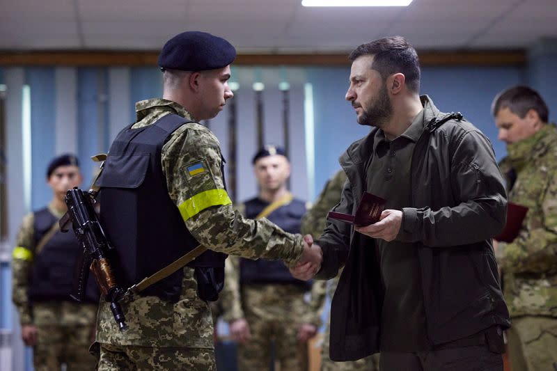 El presidente de Ucrania, Volodímir Zelenski, premia a un militar ucraniano, mientras continúa el ataque de Rusia contra Ucrania, en una posición en la región de Járkov, Ucrania