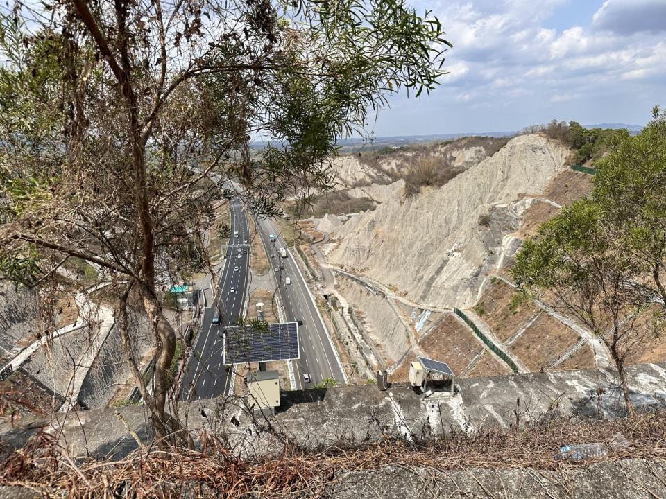 中寮隧道北端出口處旁就是知名的月世界泥岩惡地，隧道上方高聳邊坡還被網友封為田寮秘境。林泊志攝