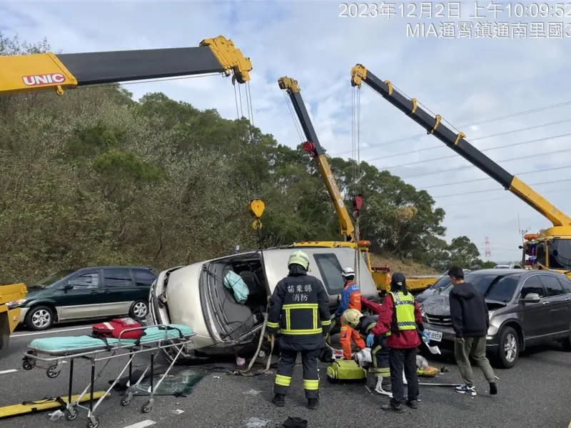 ▲台電電纜線竟垂落國道！造成廂型車失控翻覆7車連環車禍，慘釀1死4傷。（圖／翻攝畫面）