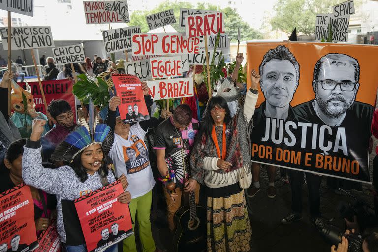 Activistas indígenas protestan en San Pablo, Brasil, el sábado 18 de junio de 2022, en una muestra de apoyo al periodista británico Dom Phillips y al experto indígena Bruno Pereira, exigiendo a las autoridades que investiguen sus muertes. 