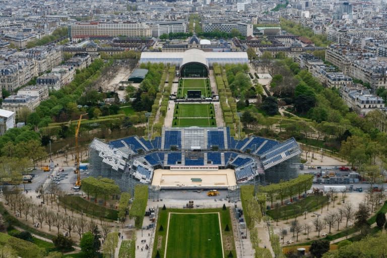 Vue aérienne du Champ-de-Mars et du chantier de construction du Stade de la Tour Eiffel pour les Jeux Olympiques de Paris 2024, le 11 avril 2024 (Dimitar DILKOFF)