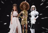 Alors que la saga « Star Wars » célèbre ce 4 mai sa journée mondiale, le célèbre créateur de jouets Mattel présente une collection de Barbie en hommage aux films de Georges Lucas. Celle-ci vient compléter la série de poupées sortie à l’automne dernier, mettant à l’honneur la princesse Leïa, le terrible Dark Vador et l’incontournable R2-D2. Après avoir mis à l’honneur des femmes aux parcours hors-normes telles que la footballeuse Amandine Henry, la cheffe étoilée Hélène Darroze ou encore le mannequin Ashley Graham, Mattel célèbre ainsi les héroïnes de « Star Wars ».Presque quarante ans après la sortie du premier épisode de la mythique saga de science-fiction, il existe désormais une Barbie à l’effigie de chaque personnage emblématique. Petits et grands, les fans de la franchise peuvent dès aujourd’hui se procurer sur Amazon les Barbie aux visages de Rey, Chewbacca, Stormtrooper, ou encore C-3PO. Toutes librement inspirées des personnages apparus plus ou moins récemment dans la série de films, ces poupées sont aussi chics que mystérieuses et idéales pour traverser les galaxies. Découvrez en exclusivité la collection « Star Wars » !