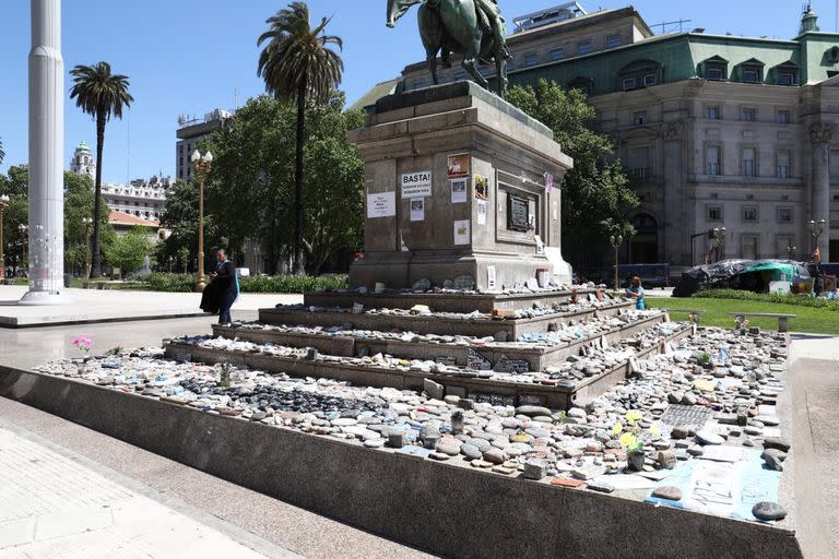 El monumento por las víctimas del Covid que se armó durante la segunda "Marcha de las piedras"