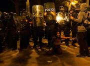 Una mujer se dirige al resto de manifestantes mientras la policía hace guardia en las cercanías de la Casa Blanca, en Washington, el 30 de mayo. (Foto: Eric Thayer / Reuters).