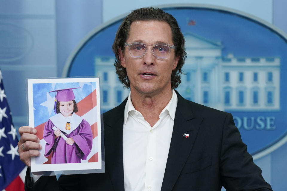 El actor Matthew McConaughey sostiene un retrato de Alithia Ramirez, de 10 años, quien fue asesinada en el tiroteo masivo de la escuela primaria de Uvalde, Texas, durante una conferencia de prensa en la Casa Blanca el 7 de junio de 2022 en Washington. (Foto AP/Evan Vucci)