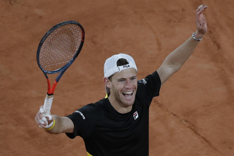 El argentino Diego Schwartzman festeja tras ganar su partido de cuartos de final del Abierto de Francia ante el austríaco Dominic Thiem, el martes 6 de octubre de 2020, en París. (AP Foto/Alessandra Tarantino)