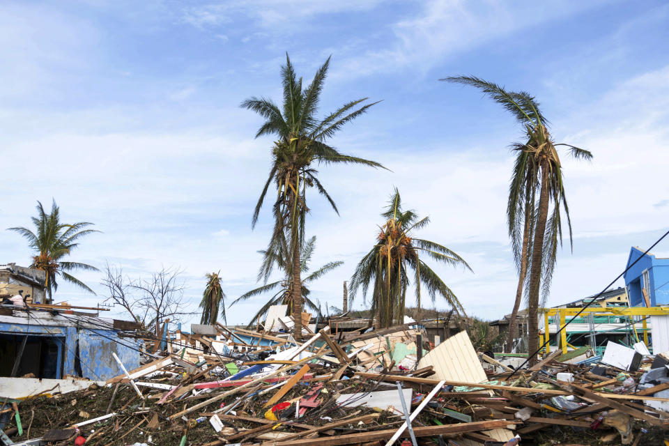 En esta foto difundida por la oficina de prensa de la presidencia de Colombia, las casas están en ruinas luego del paso del huracán Iota por la isla de Providencia, Colombia, el martes 17 de noviembre de 2020 (Efraín Herrera / Oficina de prensa de la presidencia de Colombia vía AP).