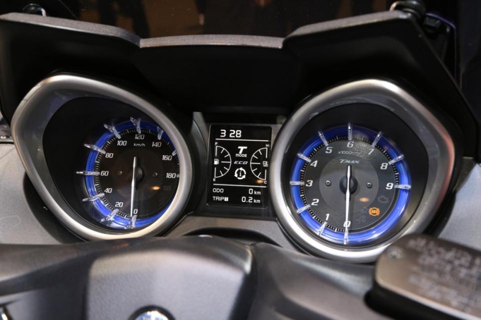 雙環儀錶板搭配中央3.5吋TFT 液晶顯示幕。