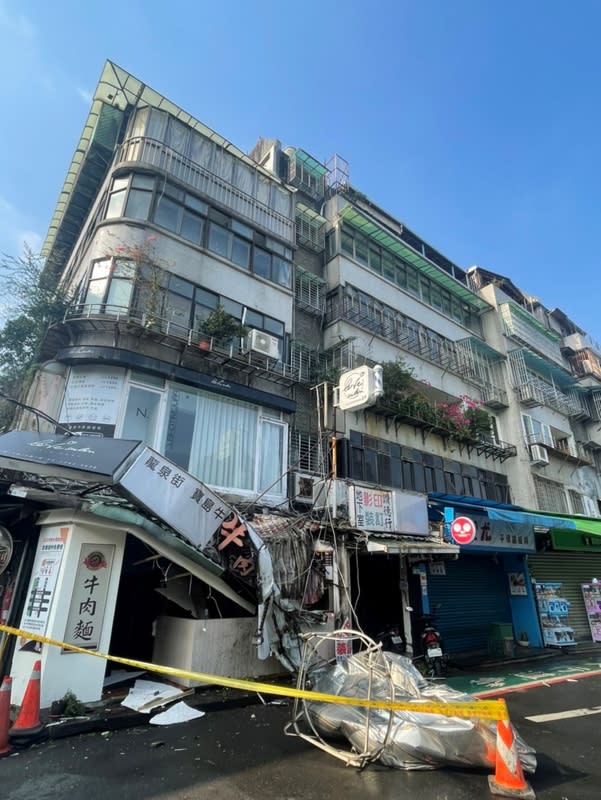 師大夜市公寓水塔掉落  砸毀店家門口（2） 花蓮近海3日上午發生芮氏規模7.2地震，台北市師大 夜市內有公寓頂樓水塔掉落，砸毀一樓的牛肉麵店門 口。北市建管處表示，已派員了解。 （龎維良提供） 中央社記者劉建邦傳真  113年4月3日 