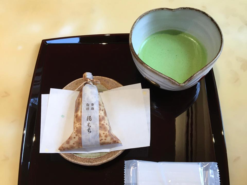 حلوى الموتشي اليابانية وشاي الماتشا.