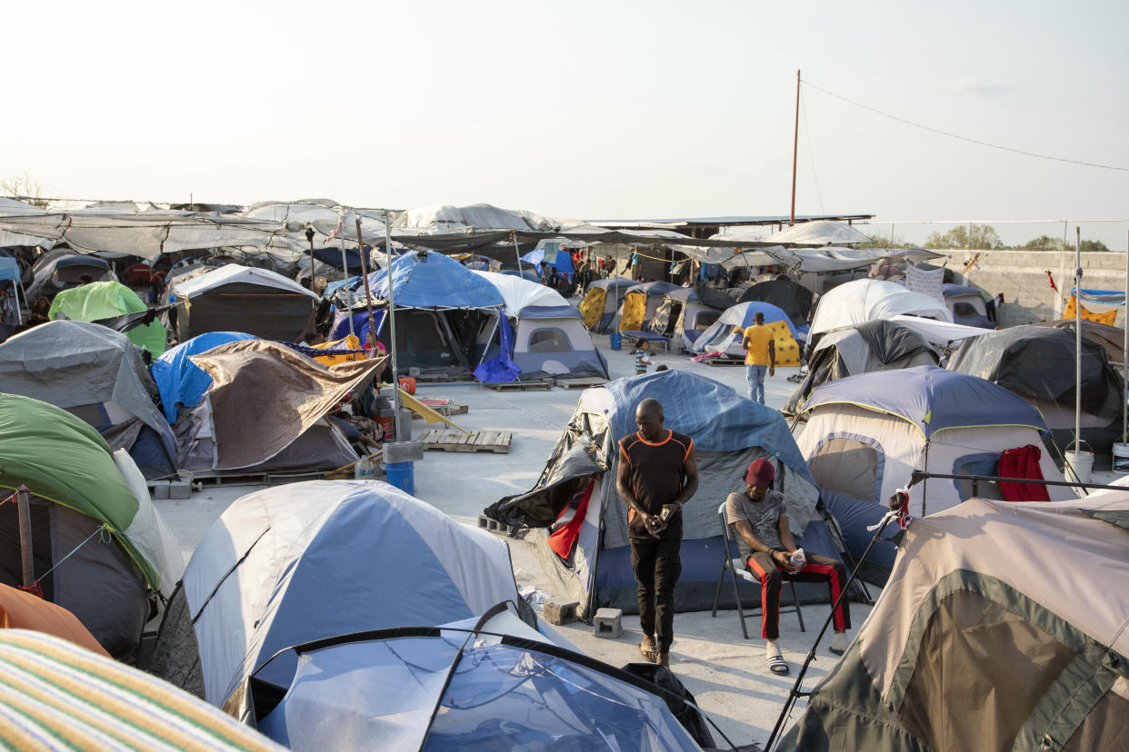Hombres haitianos en un refugio para migrantes en Reynosa, México, cerca de la frontera con Estados Unidos, el 4 de mayo de 2022. (Kirsten Luce/The New York Times)
