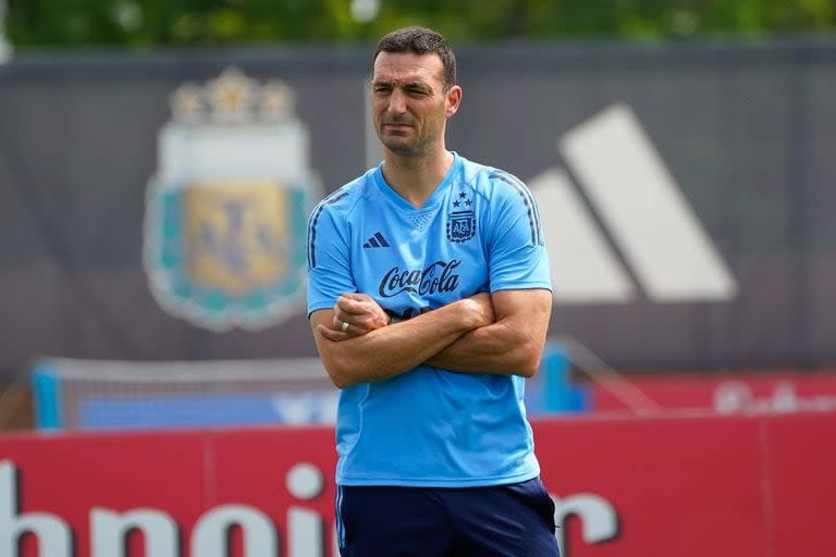 Lionel Scaloni llamó a varios jóvenes que juegan en Europa