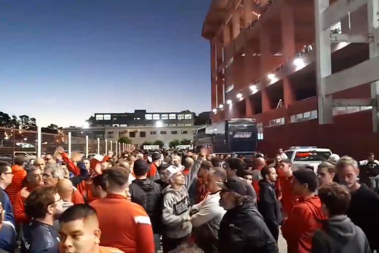 Protesta de hinchas de Independiente despues de Independiente vs Huracan. 07-05-22