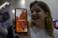 <p>En la búsqueda de las diferentes compañías por alargar la duración del uso de los teléfonos móviles, Energizer ha lanzado el Power Max P18K Pop, que tiene una batería de 18.000 mAh, la mayor del mercado. Eso sí, no es apto para todos los bolsillos y no precisamente por su precio (599 euros), sino por su grosor de 18 milímetros y sus 450 gramos de peso. (Foto: Emilio Morenatti / AP). </p>