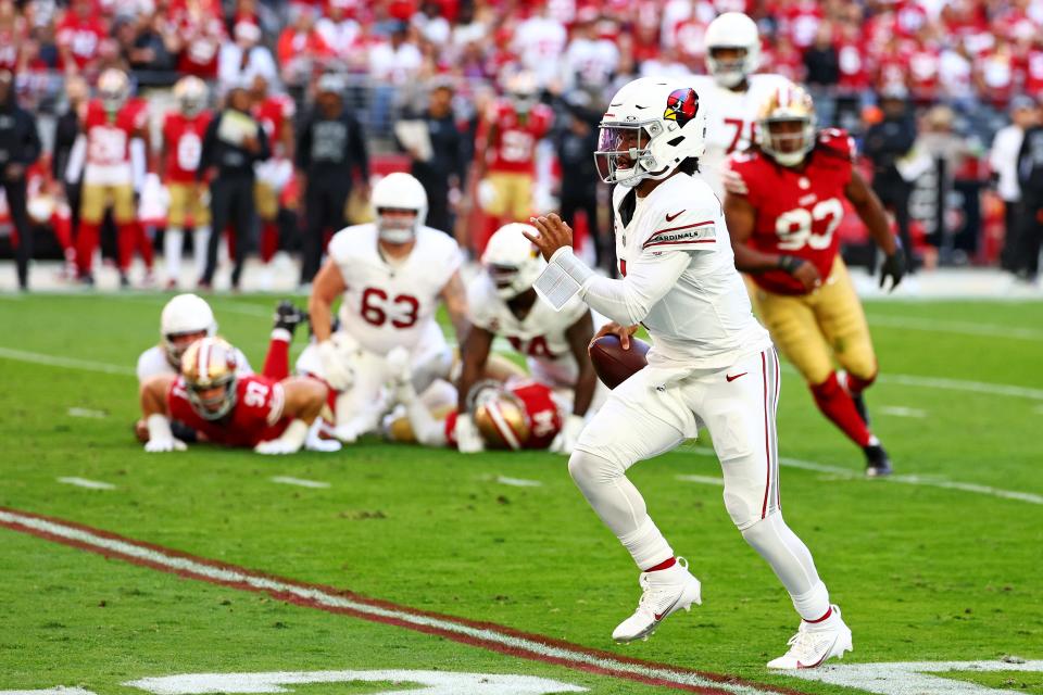 Arizona Cardinals quarterback Kyler Murray (1) runs with the ball during the first quarter against the San Francisco 49ers at State Farm Stadium in Glendale on Dec. 17, 2023.