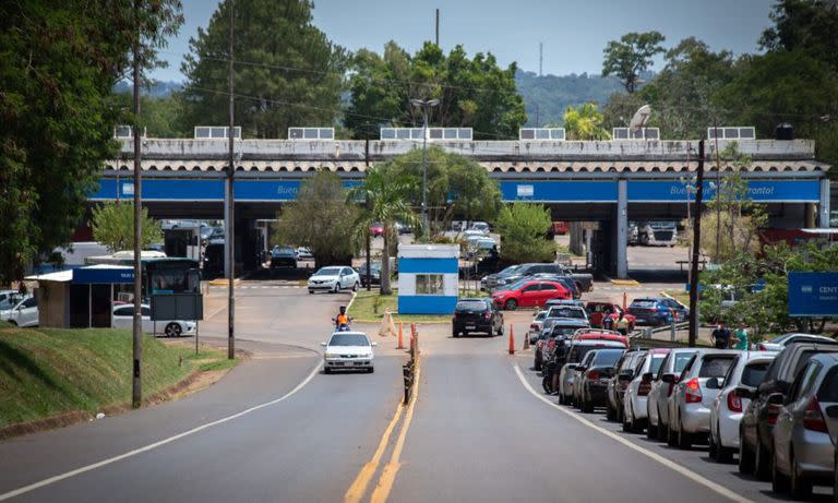 Las colas en la cabecera argentina del Tancredo Neves desalientan a miles de turistas y visitantes por día que prefieren no aventurarse a una larga demora