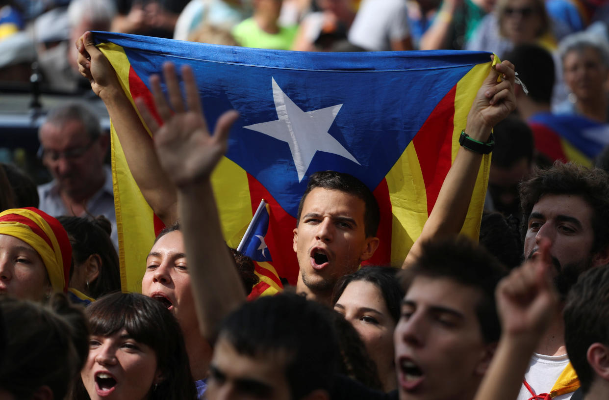 Un manifestante muestra una bandera <em>estelada</em> en una concentración a favor de la independencia de Cataluña. Foto: REUTERS/Susana Vera.