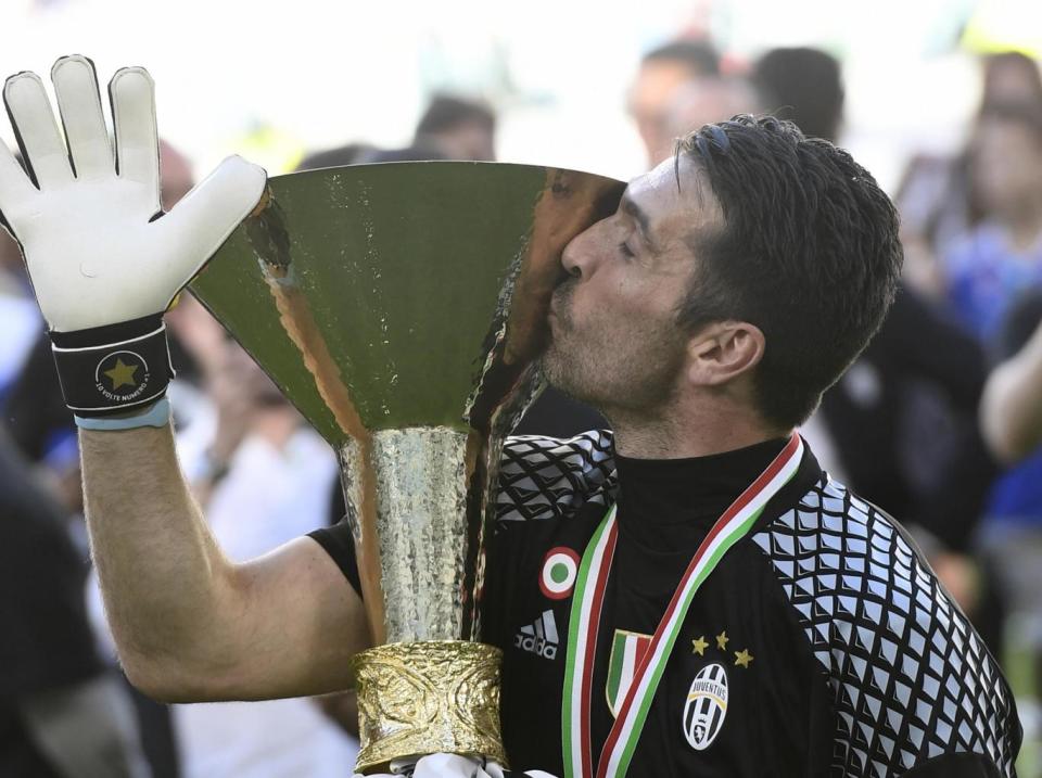 Buffon kisses the Serie A trophy (Getty)